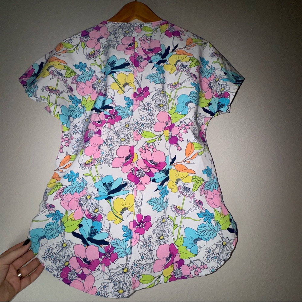 HeartSoul colorful floral scrub top. Size small very cute
